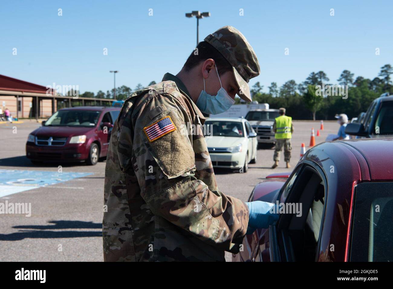 SPC de l'armée américaine. Jason Turner, 251st Area support Medical Company, de la Garde nationale de Caroline du Sud, administre le vaccin COVID-19 aux citoyens, le 1er mai 2021, dans un site de vaccination COVID-19 à Saluda, en Caroline du Sud. Les soldats de la Garde nationale de l'armée américaine auprès de la Garde nationale de Caroline du Sud continuent de soutenir les comtés, les organismes d'État et locaux, ainsi que les premiers intervenants avec du personnel et des ressources à l'appui des efforts d'intervention de la COVID-19 dans l'ensemble de l'État. Banque D'Images