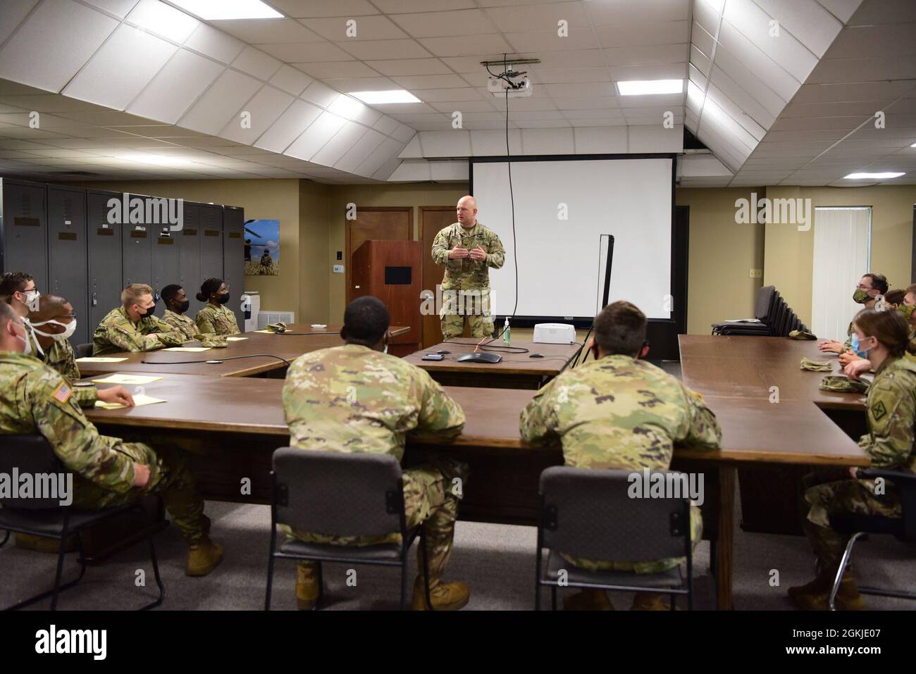 La 77e brigade d'aviation de théâtre a mené une formation pendant l'exercice, le 1-2 mai 2021 sur le Centre d'entraînement Robinson Manuever à North Little Rock, en Arkansas. La brigade a mené une nouvelle orientation de soldat, une cérémonie de retraite pour le 1er Sgt. Mike Williamson, les cuisiniers du 1-114e S&S et du 777e ASB, ont préparé des repas pour la brigade, des consignes de sécurité et d'extrémisme continues. Banque D'Images