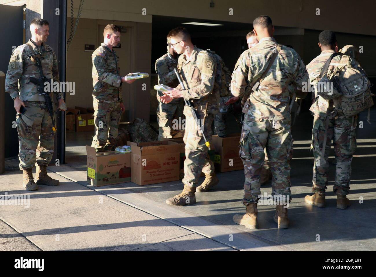 5e Escadron 73e Régiment de calvaire en route vers le point de rassemblement pour le défenseur Europe exercice Swift Response 21 avec des compagnies du 319e Régiment d'artillerie de campagne aéroporté et deux pelons du 307e Bataillon de génie aéroporté, respectivement de fort Bragg, Caroline du Nord, le 1er mai 2021. Banque D'Images