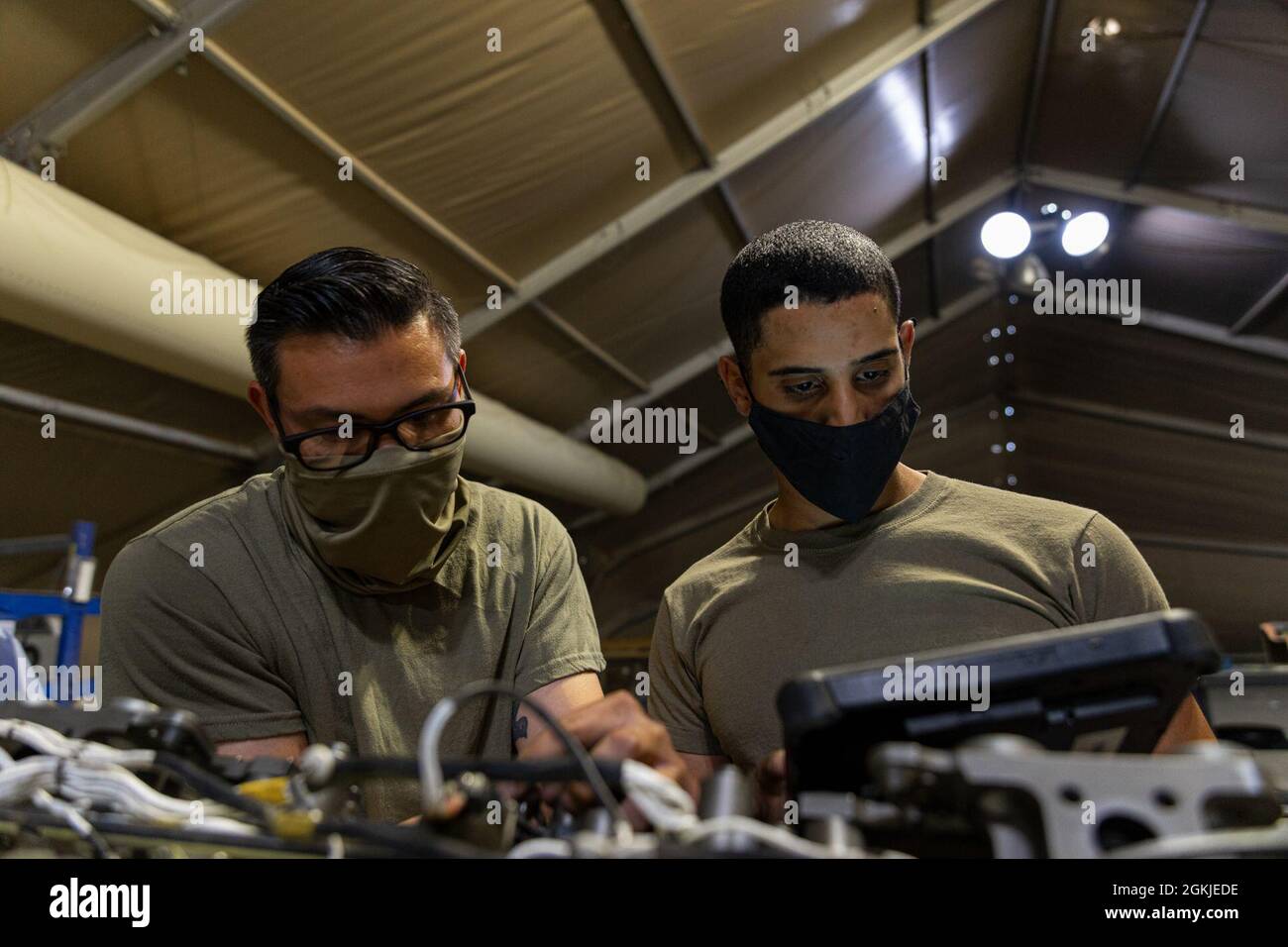 le chef de commandement 332d de l'AEW, Dennis Fuselier, passe du temps avec les aviateurs de l'Arment Shop pour en savoir plus sur qui ils sont et ce qu'ils font. Banque D'Images