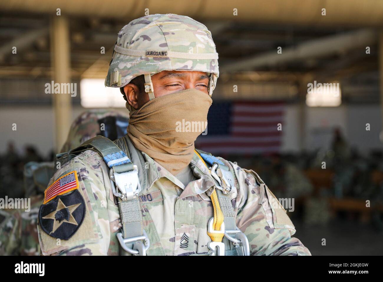 Sergent-chef de la Réserve de l'armée américaine Folarin Durosawo, inspecteur général adjoint, U.S. Army civil Affairs and Psychological Operations Command (Airborne), se prépare pour la marche vers un avion U.S. Marine KC-130 qui attend sur le tarmac pour prendre le ciel pour un saut de queue dans la Sicily Drop zone, fort Bragg, N.C., le 1er mai 2021. Banque D'Images