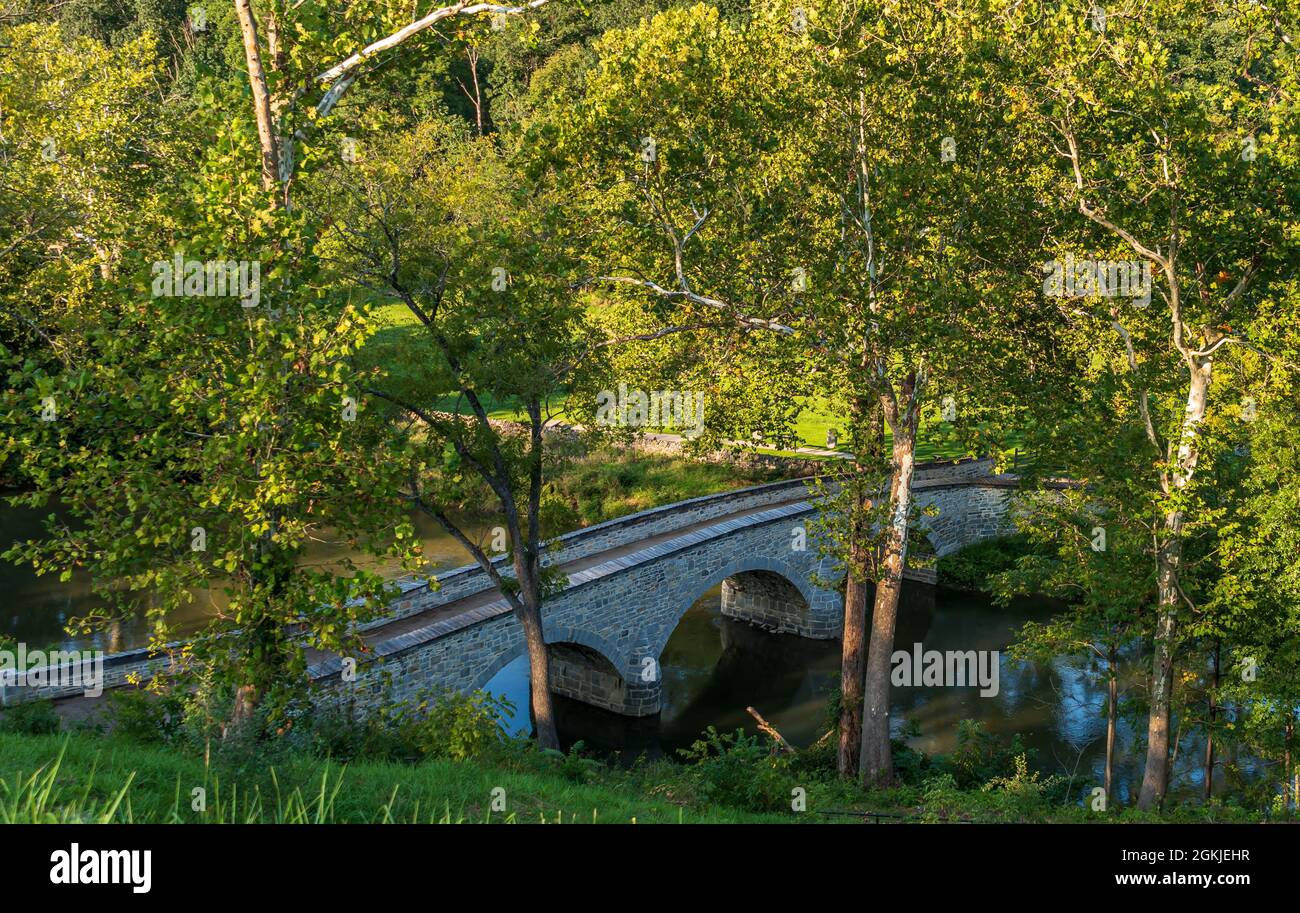 Vue sur le pont Burnside qui traverse Antietam Creek sur le champ de bataille national d'Antietam à Sharpsburg, Maryland, États-Unis Banque D'Images