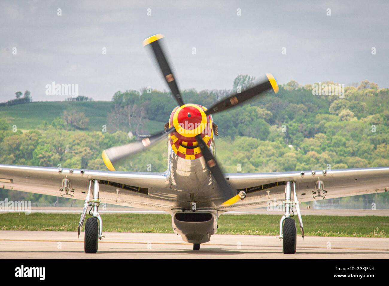 Un taxi P-51 Mustang après une représentation pendant le spectacle aérien Speed of Sound à l'aéroport Rosecrans Memorial de St. Joseph, Missouri, le 2 mai 2020. Le spectacle aérien a été organisé par la 139e Escadre du pont aérien et la ville de Saint-Joseph pour remercier la communauté de leur soutien. Le comité des spectacles aériens a estimé qu'environ 30,000 personnes ont assisté aux représentations de fin de semaine au cours desquelles l'escadron de démonstration aérienne Thunderbirds de la Force aérienne des États-Unis a été présenté. Banque D'Images