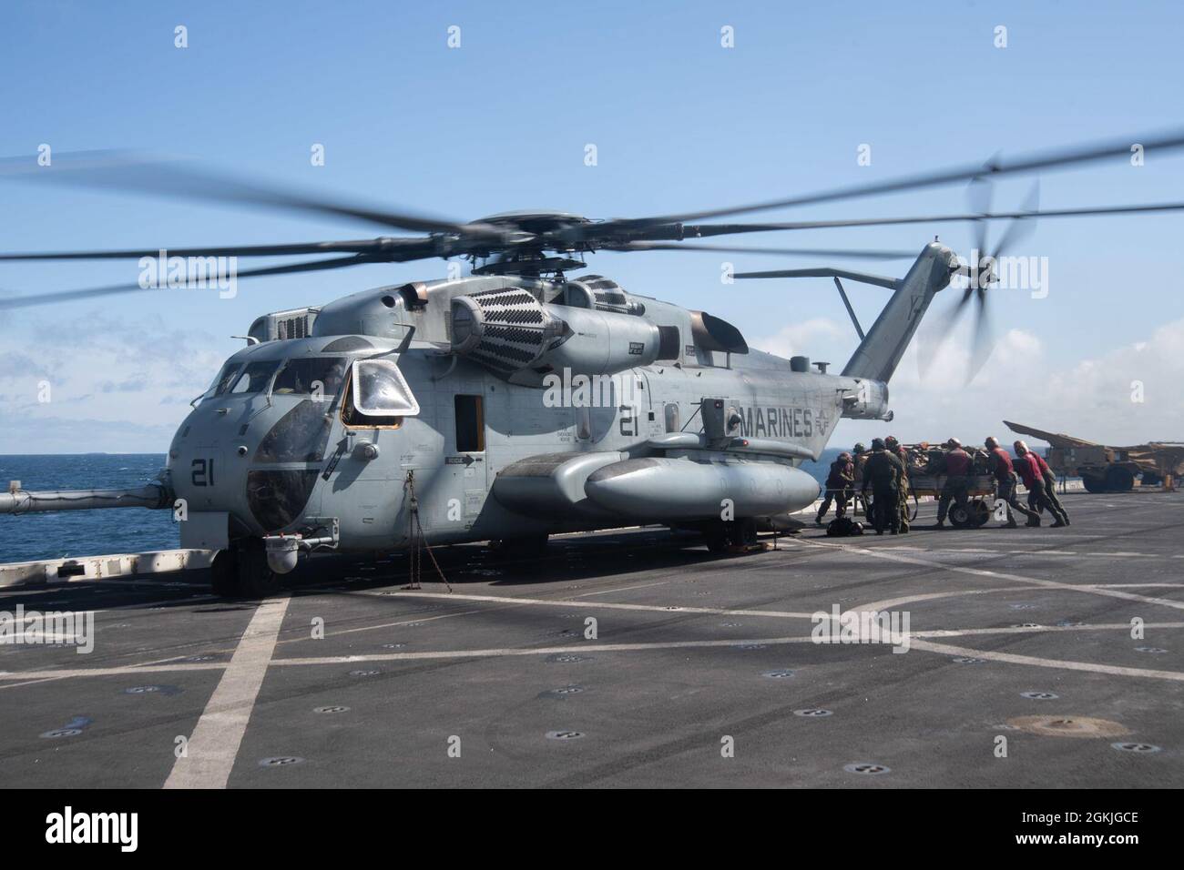 210503-N-FO865-1097 GOLFE DE L'ALASKA (le 3 mai 2021) – les Marines de combat de la Marine américaine transportent du fret dans un hélicoptère CH-53E Super Stallion affecté à l'escadron de Tiltrotor 164 (renforcé), 15e unité expéditionnaire maritime, sur le pont de vol du quai de transport amphibie USS San Diego (LPD 22) À l'appui de Northern Edge 2021. Environ 15,000 membres du service américain participent à un exercice de formation conjoint organisé par les forces aériennes du Pacifique des États-Unis du 3 au 14 mai 2021, à l'intérieur et au-dessus du complexe de la portée interarmées du Pacifique Alaska, du golfe de l'Alaska et de la zone d'activités maritimes temporaires Banque D'Images