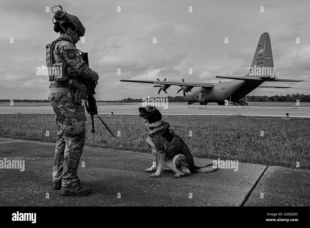 Un chien de travail militaire attaché à la 4e Escadre de chasseurs, la base aérienne Seymour Johnson, attend avec son maître de train lors de l'expérience Agile Flag à Naval Outlating Landing Field Choctaw, Floride, le 3 mai 2021. Le Commandement de combat aérien a développé l'expérience AGILE FLAG 21-2 pour créer une aile de tête, alignant des escadrons de différents endroits sous un seul commandant, améliorant leur état de préparation en tant qu'équipe avant de se déployer dans un environnement contesté. Banque D'Images Un chien de travail militaire attaché à la 4e Escadre de chasseurs, la base aérienne Seymour Johnson, attend avec son maître de train lors de l'expérience Agile Flag à Naval Outlating Landing Field Choctaw, Floride, le 3 mai 2021. Le Commandement de combat aérien a développé l'expérience AGILE FLAG 21-2 pour créer une aile de tête, alignant des escadrons de différents endroits sous un seul commandant, améliorant leur état de préparation en tant qu'équipe avant de se déployer dans un environnement contesté. Banque D'Images