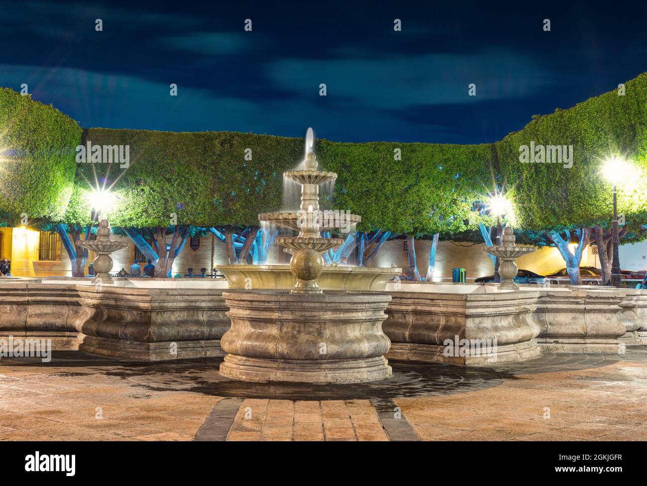 fontaine d'eau dans le centre de la plaza dans le centre de querétaro au mexique, pas de personnes, vue de nuit de la plaza Banque D'Images