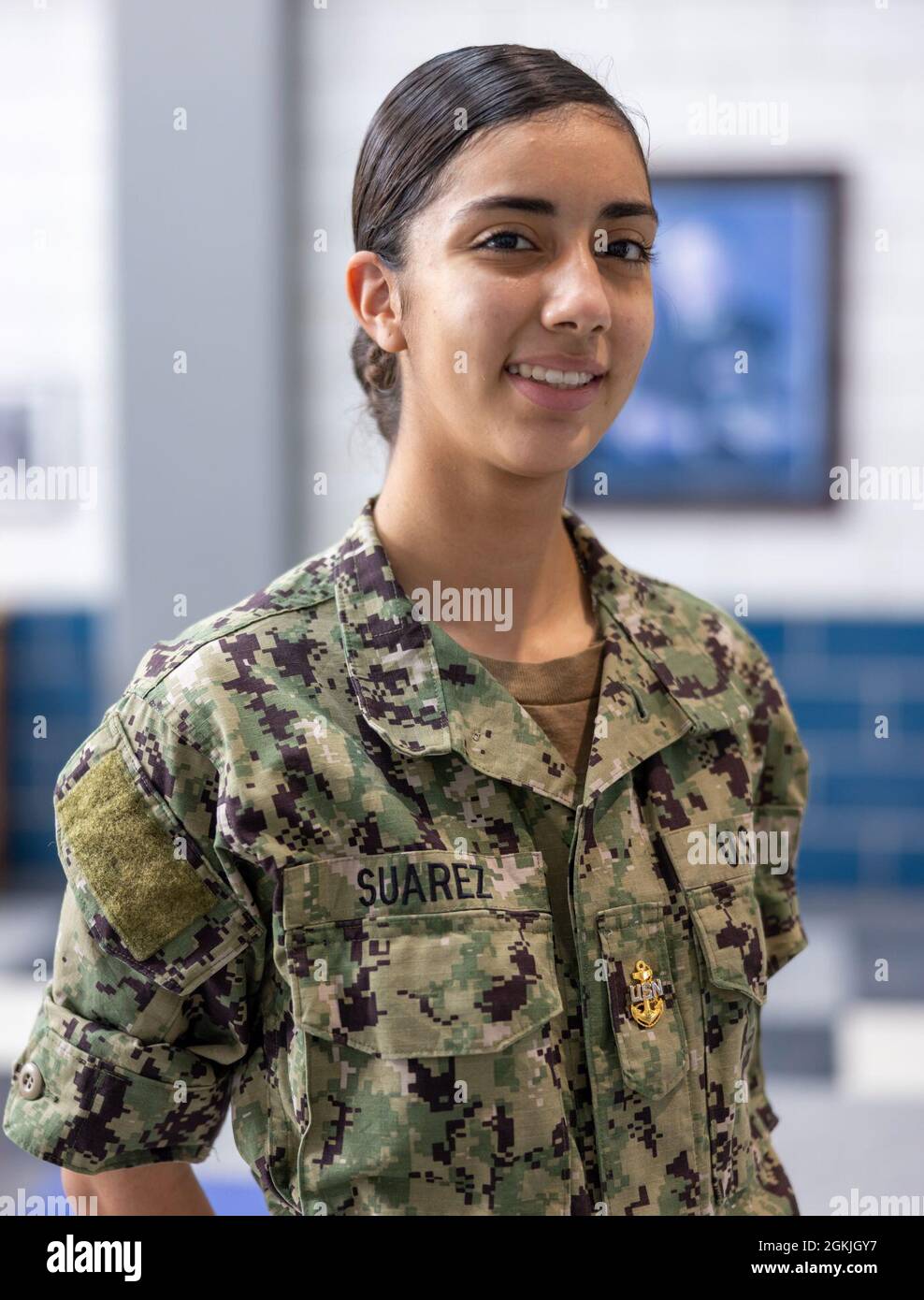 Yara Lizbeth Suarez, une recrue de la Marine, présente un portrait à l'intérieur d'un compartiment de la caserne de recrue USS Enterprise au sein de Recruit Training Command. Plus de 40,000 recrues s’entraînent chaque année dans le seul camp de la Marine. Banque D'Images