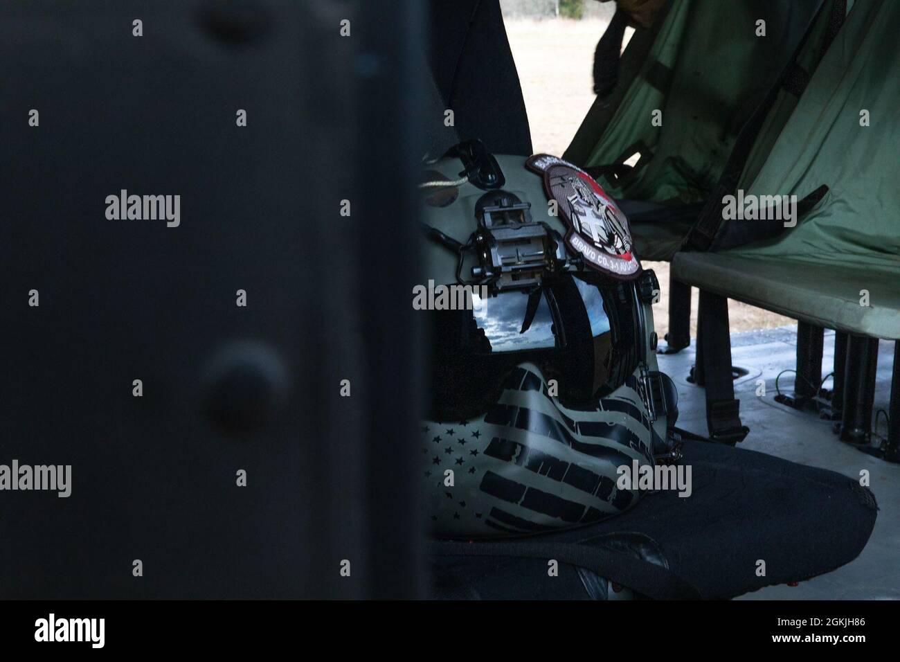 Un casque DU chef d'équipage UH-60 Blackhawk est assis à bord de l'hélicoptère pendant l'entraînement à charge froide en préparation à Swift Response 21, un exercice lié de DEFENDER-Europe 21, dans la zone de chute Nurmsi (Estonie), le 4 mai 2021. L'entraînement a été mené par un équipage de conduite de la Compagnie Bravo, 3e Bataillon, 1re Brigade d'aviation de combat, 1re Division d'infanterie pour les membres de la Ligue estonienne de défense. DEFENDER-Europe est un exercice annuel à grande échelle mené par l'armée américaine et mené conjointement par l'armée de terre, conçu pour renforcer la préparation et l'interopérabilité entre les forces armées américaines, de l'OTAN et des partenaires. Cette année, plus de 28,000 multin Banque D'Images