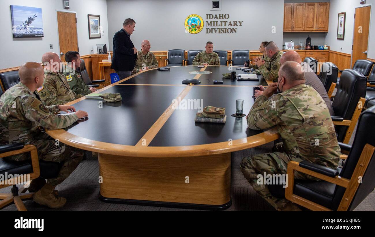 Bang. Le général Stefanie K. Horvath, assistant de mobilisation du directeur des opérations, J-3, United States Cyber Command, Forth Meade, Maryland, rencontre Brig. Général Farin D. Schwartz, adjudant-général adjoint – Armée, Garde nationale de l’Armée de l’Idaho, et Brig. Général Timothy J. Donnellan, adjudant-général adjoint – Air, Garde nationale de l'air de l'Idaho, et autres dirigeants à Gowen Field, 4 mai 2021, Gowen Field, Boise, Idaho. Horvath a rencontré les dirigeants de Gowen Field, de la base aérienne de Mountain Home et du laboratoire national de l'Idaho lors d'un voyage en Idaho pour se préparer aux futurs efforts conjoints avec United States Cyber Banque D'Images