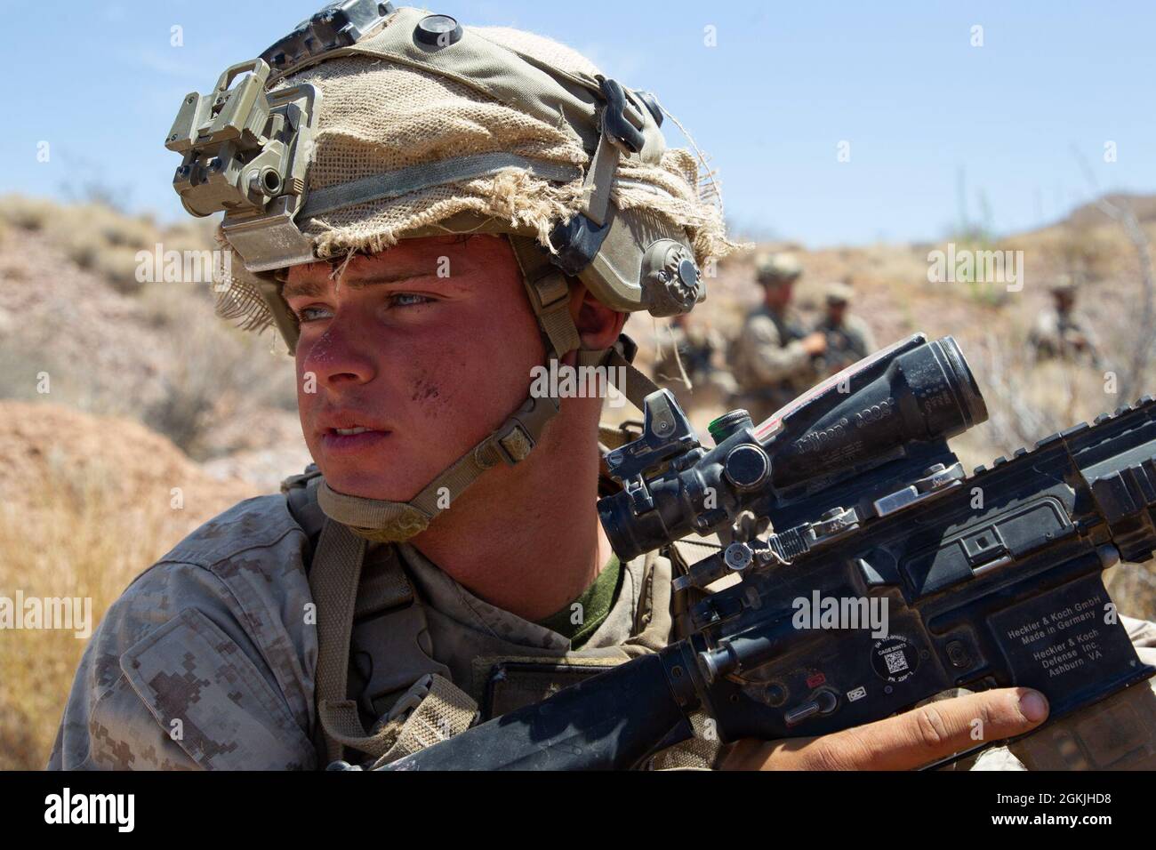 Une Marine américaine avec Fox Company, 2e Bataillon, 8e Régiment de Marine attend des ordres pendant l'exercice de combat de Marine Warfighting (MWX), 3-21 au Marine corps Air Ground combat Center, Twentynine Palms, Californie, 4 mai 2021. MWX est l'événement culminant de l'exercice de formation sur les niveaux de service, qui met le MAGTF au défi de lutter contre un adversaire de libre pensée avec des capacités similaires dans un environnement de force sur la force. Banque D'Images