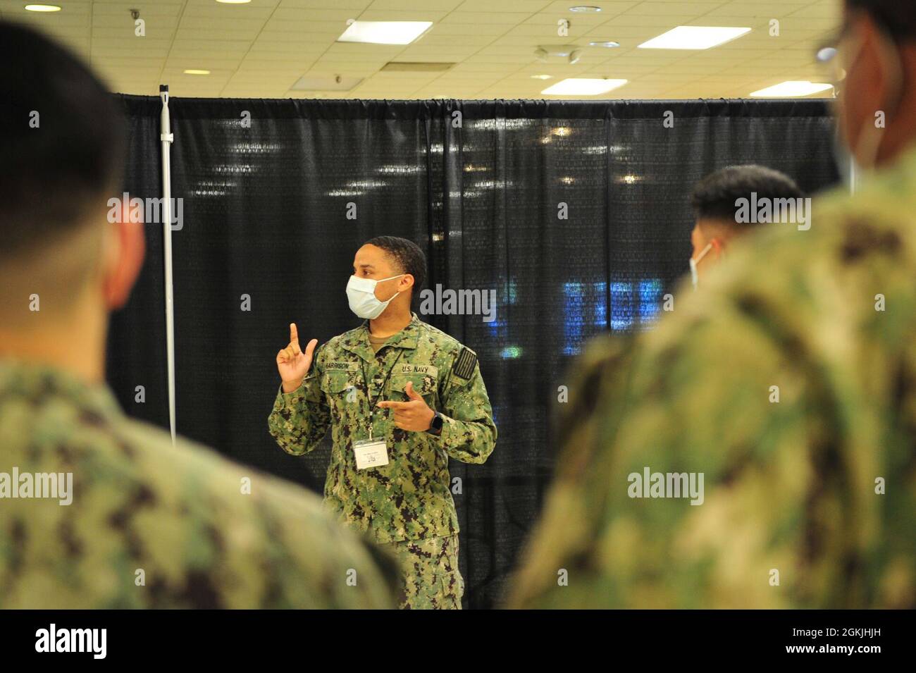 U.S. Navy Hospital Corpsman 2e classe Terrill Harrison attaché au Naval Medical Readiness and Training Command (NMRTC) Portsmouth compte-rendu des marins à la vaccination communautaire COVID-19 dirigée par l'État et appuyée par le gouvernement fédéral à Norfolk, en Virginie, le 4 mai 2021. Le Commandement du Nord des États-Unis, par l'intermédiaire de l'Armée du Nord des États-Unis, demeure déterminé à fournir un soutien continu et souple du ministère de la Défense à la FEMA dans le cadre de la réponse pangouvernementale à la COVID 19. Banque D'Images