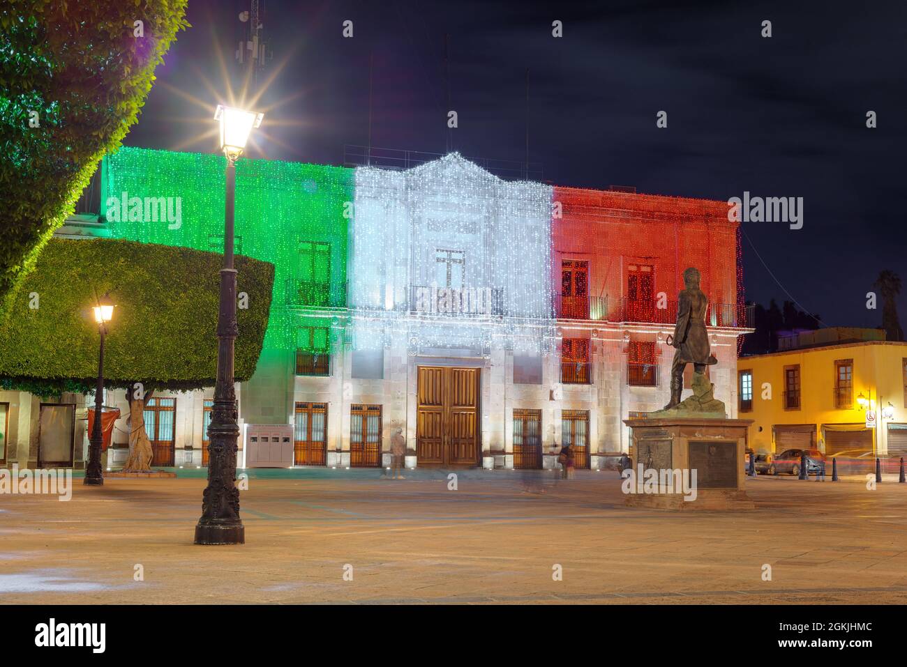 Queretaro, Queretaro, Mexique septembre 12 2021 immeuble illuminé de lumières nationales vertes, blanches et rouges, dans le jardin guerrero, nuit dans le Banque D'Images