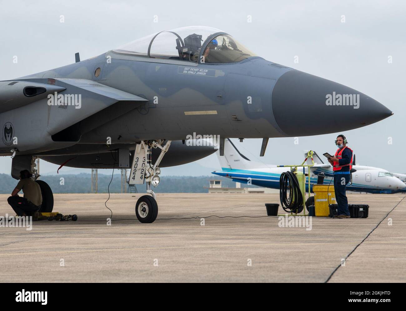 Un Airman de la 18e Escadre participe à un événement Agile combat Employment à la base aérienne de Kadena, au Japon, le 4 mai 2021. ACE s'assure que les aviateurs et les équipages sont postinés pour répondre à l'ensemble des opérations militaires, dans une variété d'endroits dans l'Indo-Pacifique. Banque D'Images