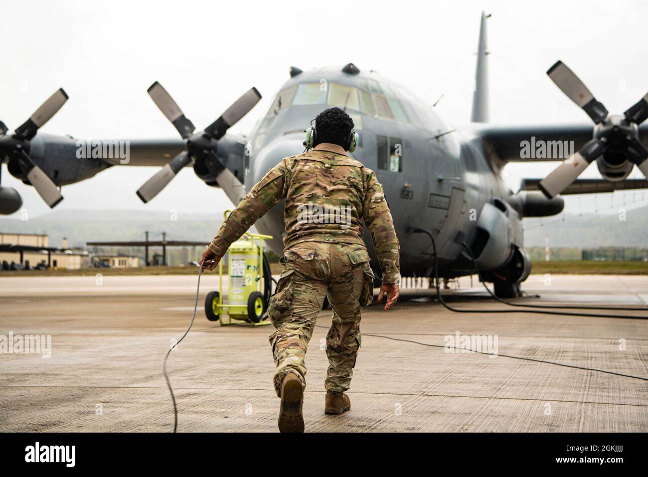 Airman Myko Ke Lucas, principal de la U.S. Air Force, affecté à la base aérienne de Davis-Monthan, Arizona, prépare des avions Compass Call EC-130H pour le décollage à la base aérienne de Ramstein, en Allemagne, le 5 mai 2021. L'avion participera à Swift Response 21. Banque D'Images