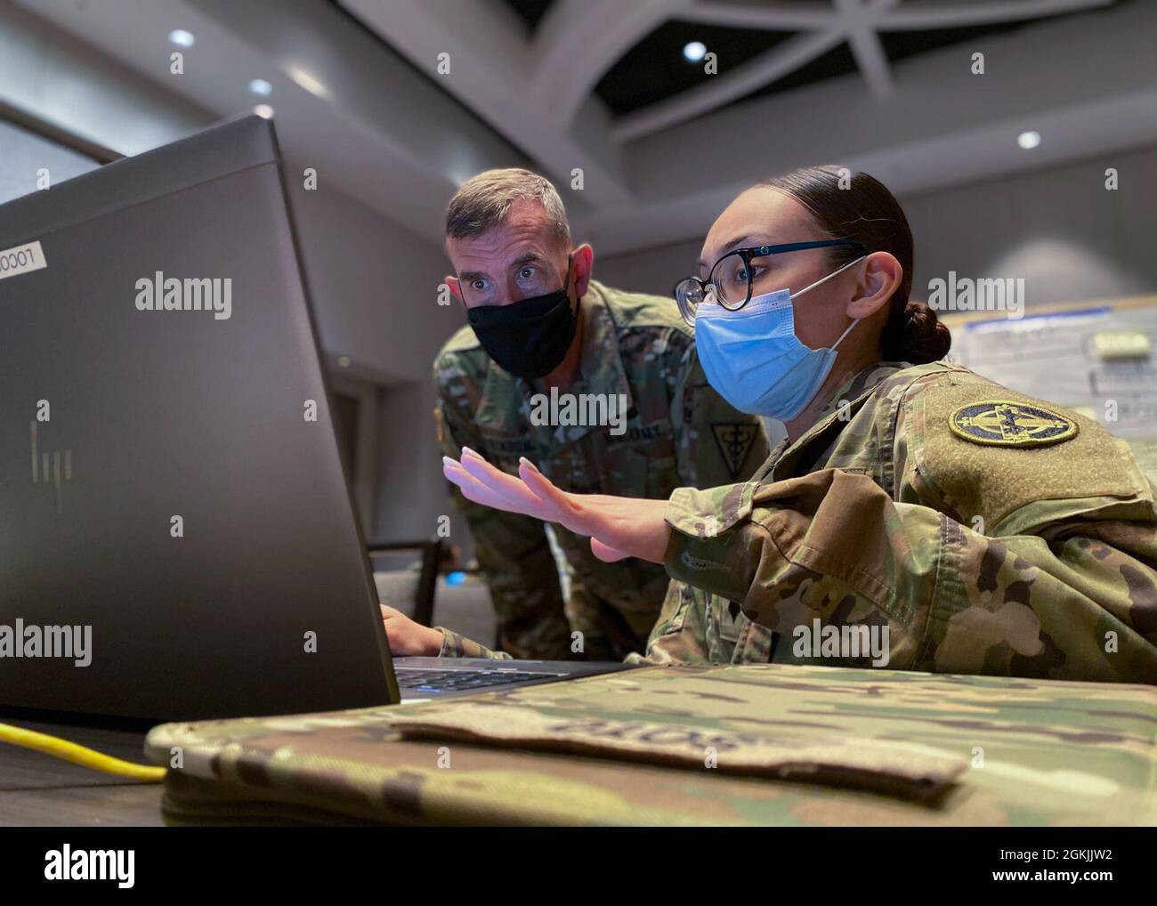 SPC de la Réserve de l'armée américaine. Kimberly Soto (à droite), spécialiste des ressources humaines de la 338e Brigade médicale, 3e Service de soutien au déploiement du commandement médical, passe en charge de ses processus de préparation personnelle avec le général de division Joe Robinson, 3e Service de soutien au déploiement du commandement médical, lors de l’exercice vibrant Response 21 de l’Armée du Nord des États-Unis. L’exercice de cette année a été pratiquement formé et certifié par la Force opérationnelle 76 et ses éléments du quartier général, par le biais d’un exercice de poste de commandement, basé sur un incident chimique, biologique, radiologique et nucléaire simulé. Banque D'Images