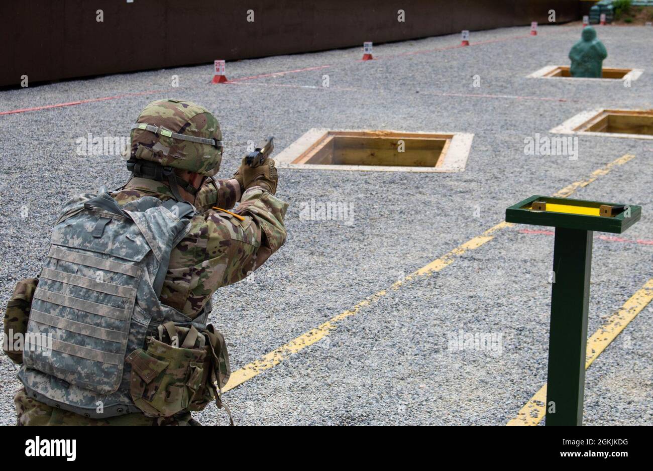 Un soldat des États-Unis affecté au Commandement régional-est de la Force du Kosovo, tire un pistolet SIG Sauer M17 pendant une période de qualification à Camp Bondsteel, Kosovo, le 5 mai 2021. Les soldats suivent régulièrement des cours de qualification des armes pour rester prêts et compétents. Banque D'Images