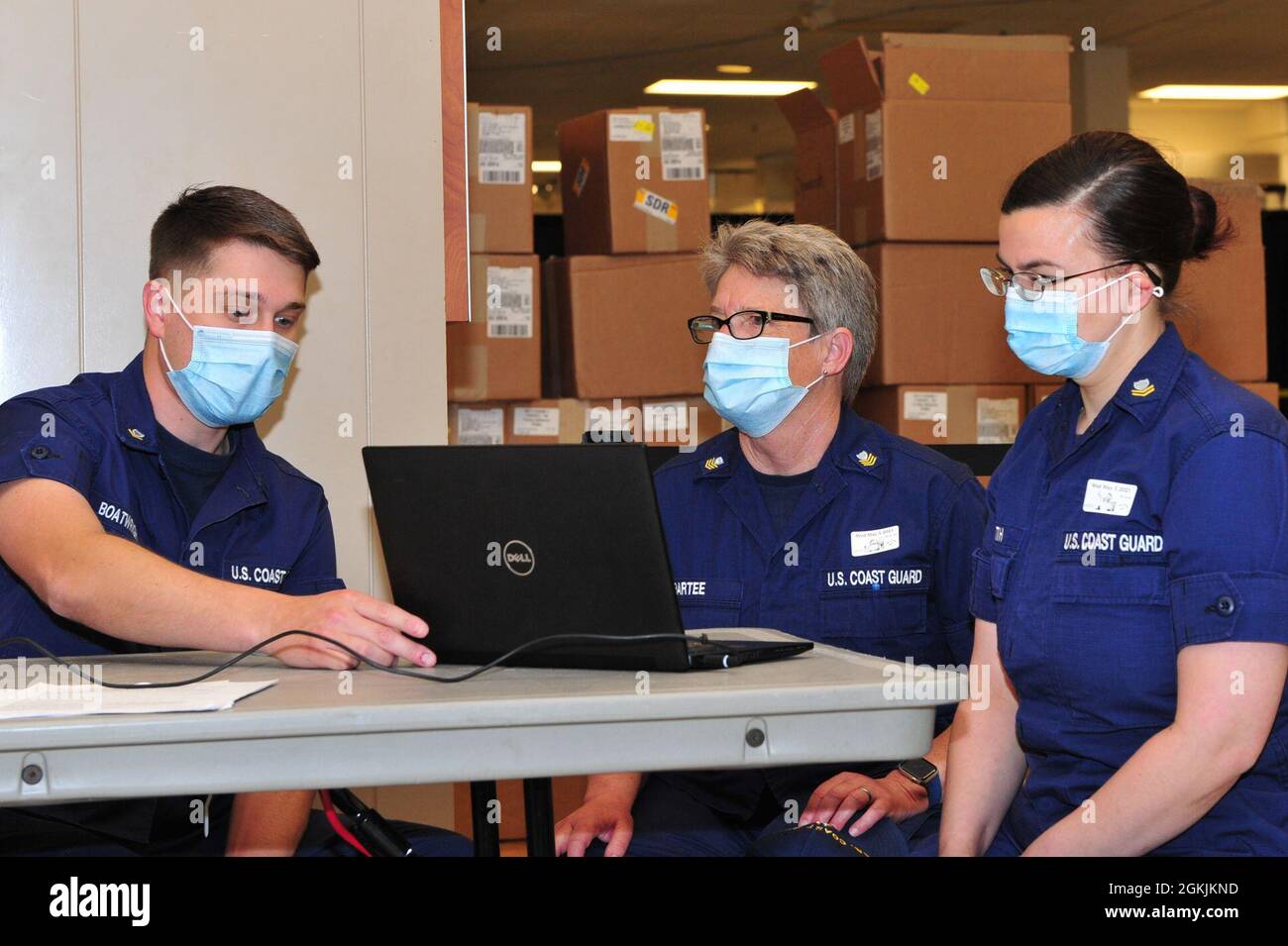 U.S. Coast Guardsmen Petty Officer 3e classe Christopher Boatwright, à gauche, affecté au secteur Virginia Station Little Creek, instruit l'officier Petty 1re classe Nancy Bartee, au centre, Et le maître de 2e classe Kimberly Smith, à droite, sur la façon d'inscrire les membres de la communauté au Centre de vaccination communautaire géré par l'État et soutenu par le gouvernement fédéral de l'ancien Macy's au Military Circle Mall à Norfolk, en Virginie, le 5 mai 2021. Le Commandement du Nord des États-Unis, par l'entremise de l'Armée du Nord des États-Unis, demeure déterminé à fournir un soutien continu et souple du ministère de la Défense à la FEMA dans le cadre de la réponse pangouvernementale Banque D'Images