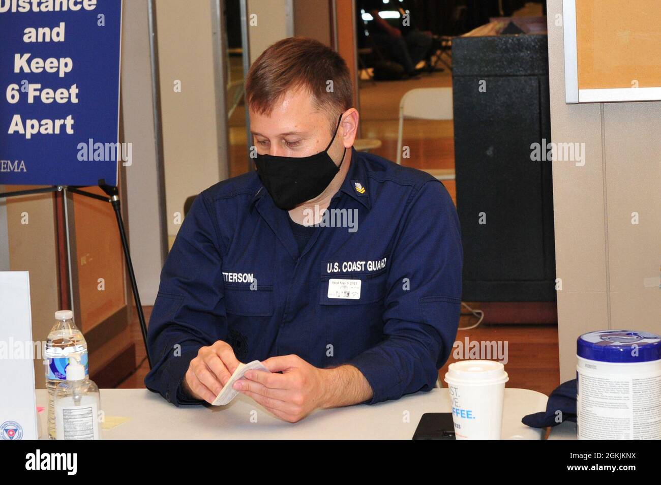 Matthew Patterson, officier de 2e classe de Guardsman Petty de la côte américaine, affecté au bureau de campagne du secteur, sur la côte est, salue les membres de la communauté lorsqu'ils arrivent au Centre de vaccination communautaire géré par l'État et financé par le gouvernement fédéral, à l'ancien Macy's, au Military Circle Mall, à Norfolk, en Virginie, le 5 mai 2021. Le Commandement du Nord des États-Unis, par l'intermédiaire de l'Armée du Nord des États-Unis, demeure déterminé à fournir un soutien continu et souple du ministère de la Défense à la FEMA dans le cadre de la réponse pangouvernementale à la COVID 19. Banque D'Images