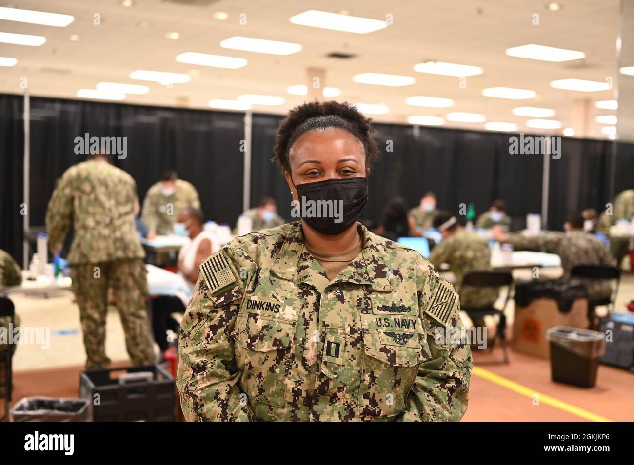NORFOLK, Virginie (le 05 mai 2021) – le Lt. Shameka Dinkins du département cerveau et rachis rattaché au Commandement de l'état de préparation et de l'entraînement médicaux de la marine (NMRTC) Portsmouth fournit un soutien au Centre de vaccination communautaire de l'ancien Macy's au Military Circle Mall à Norfolk dans le cadre de l'intervention fédérale en matière de vaccins. Banque D'Images