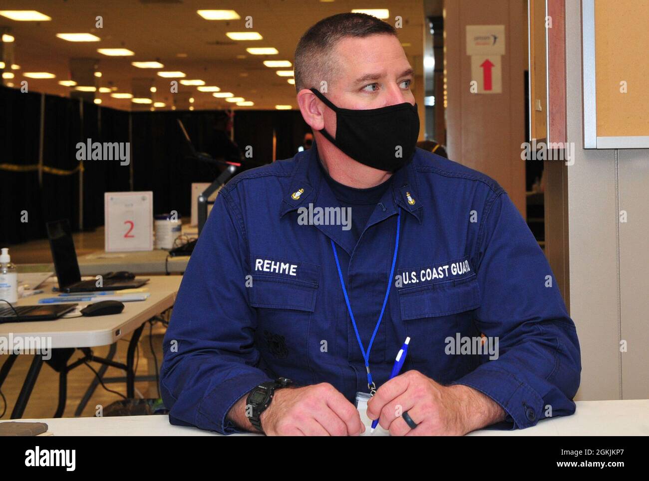 Le premier maître du Guardsman de la côte américaine, John Rehme, affecté à l'équipe d'embarquement sectoriel de la Virginie, accueille les membres de la communauté au Centre de vaccination communautaire géré par l'État et financé par le gouvernement fédéral, à l'ancien Macy's, à Military Circle Mall, à Norfolk, en Virginie, le 5 mai 2021. Le Commandement du Nord des États-Unis, par l'intermédiaire de l'Armée du Nord des États-Unis, demeure déterminé à fournir un soutien continu et souple du ministère de la Défense à la FEMA dans le cadre de la réponse pangouvernementale à la COVID 19. Banque D'Images
