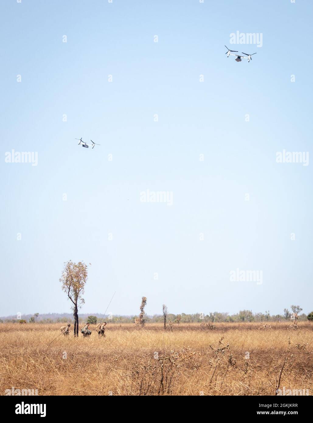 Marines des États-Unis avec Marine Rotational Force – Darwin transporte leurs fournitures abandonnées après un événement de formation sur l'approvisionnement en air dans la zone d'entraînement de Mount Bundey, territoire du Nord, Australie, le 5 mai 2021. Au cours des déploiements, les fauteurs de parachute transportent des fournitures logistiques essentielles vers des bases d'exploitation qui ne peuvent pas être atteintes par des convois. Cette formation ne fait que mettre en danger les capacités des Marines en tant que force expéditionnaire qualifiée et létale capable de répondre à une crise ou à une éventualité. Banque D'Images