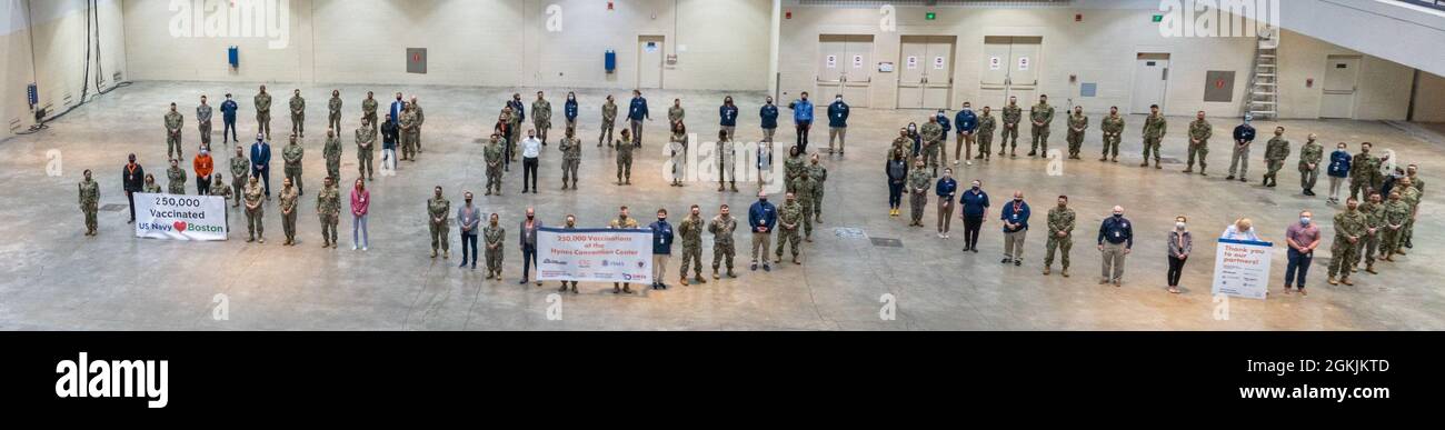 Les marins de la Marine américaine, le personnel médical du Service d'ambulance de Cataldo et les travailleurs de l'Agence fédérale de gestion des urgences célèbrent l'atteinte d'une étape importante de 250,000 vaccins administrés au Centre communautaire de vaccins du Centre de congrès Hynes à Boston, le 5 mai 2021. Des membres du service américain de partout au pays sont déployés à l'appui des opérations fédérales d'intervention en cas de vaccination du ministère de la Défense. Le Commandement du Nord des États-Unis, par l'intermédiaire de l'Armée du Nord des États-Unis, demeure déterminé à fournir un soutien continu et souple du ministère de la Défense à l'Agence fédérale de gestion des urgences dans le cadre de l'ensemble du gouvernement Banque D'Images