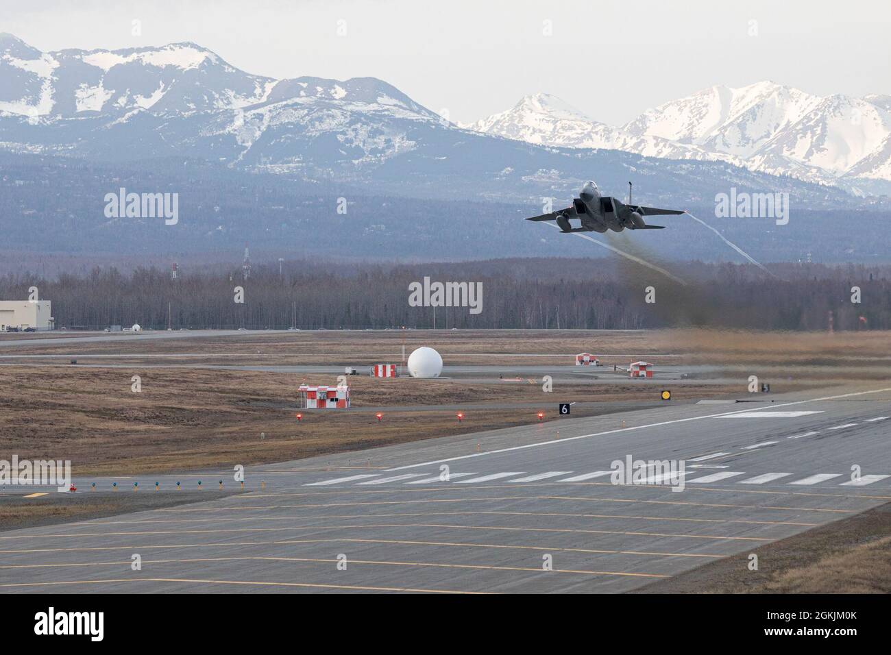 Un aigle F-15 de la Force aérienne des États-Unis quitte la base conjointe Elmendorf-Richardson (Alaska), le 5 mai 2021, à l'appui des opérations de vol au-dessus du complexe de la portée conjointe du Pacifique Alaska et du golfe de l'Alaska durant l'exercice Northern Edge 2021 (NE21). Les équipages de vol de la US Air Force et de la Marine ont effectué des opérations de lignes de vol conjointes afin d'améliorer l'interopérabilité entre les services. Environ 15,000 membres du service américain participent à un exercice de formation conjoint organisé par les forces aériennes du Pacifique des États-Unis du 3 au 14 mai 2021, à l'intérieur et au-dessus du complexe de la portée interarmées du Pacifique Alaska, du golfe de l'Alaska et de la zone d'activités maritimes temporaires. N Banque D'Images