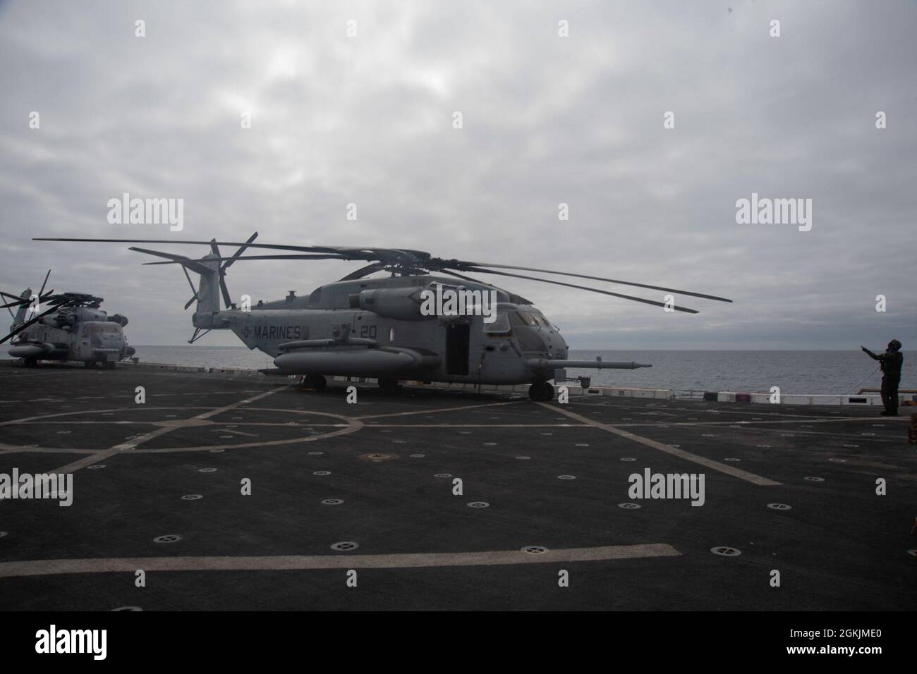 210505-N-FO865-1046 GOLFE DE L'ALASKA (le 5 mai 2021) – Cpl. Du corps des Marines des États-Unis Joseph Pion, chef d'équipage, dirige un hélicoptère CH-53E Super Stallion affecté au Marine Medium Tiltrotor Squadron 164 (renforcé), 15e Marine Expeditionary Unit (MEU), pour faire tourner ses rotors sur le pont de vol à bord du navire de transport amphibie USS San Diego (LPD 22). Le groupe prêt amphibie de l'île de Makin et le 15e MEU mènent actuellement des opérations de routine dans la zone d'opérations de la 3e flotte américaine. Banque D'Images