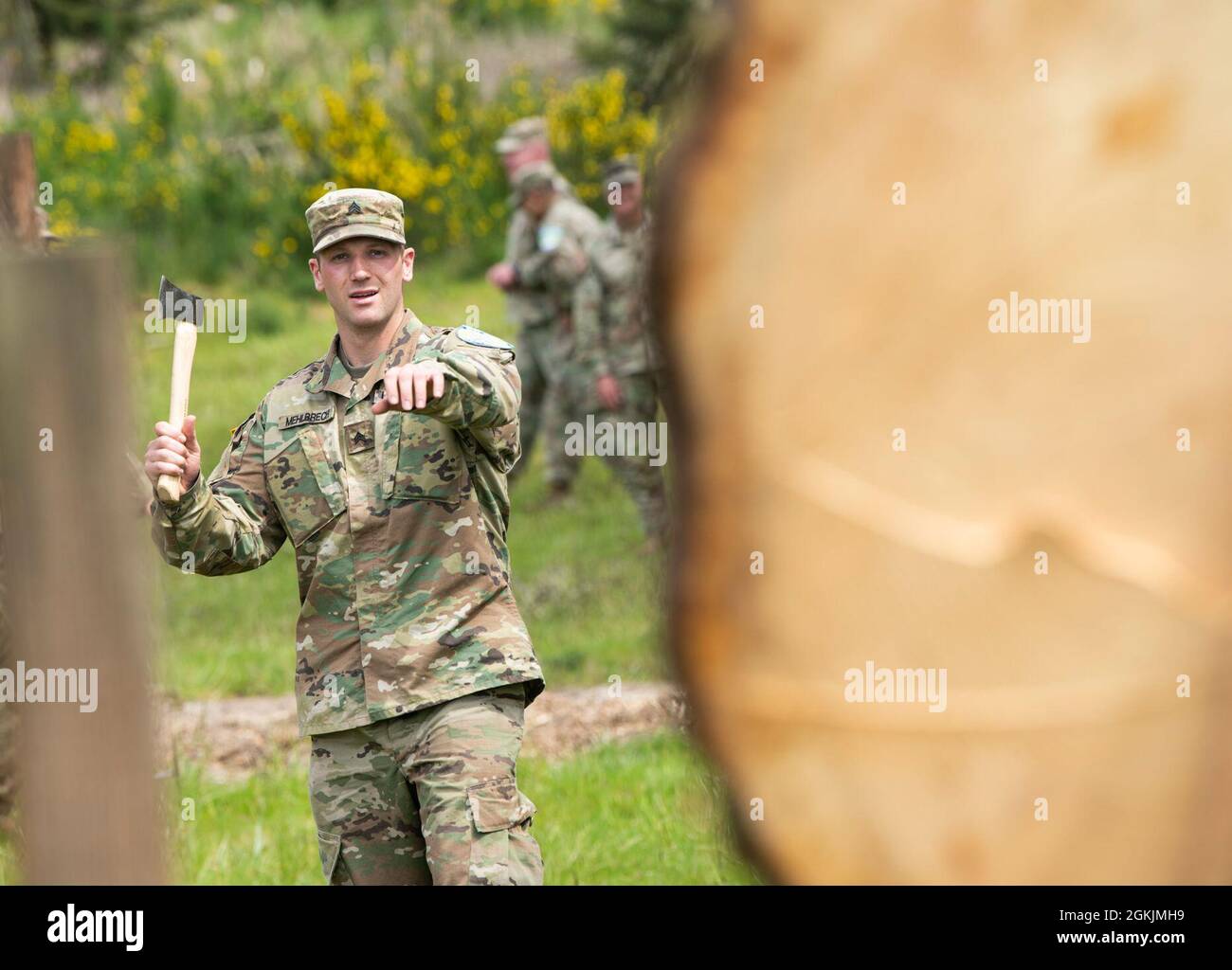 Sergent de la garde nationale de l'armée du Dakota du Sud. Gregory Mehlbrech lance une hache à une cible lors de la compétition de six meilleurs guerriers de la région 2021 au Camp Rilea, près de Warrenton, en Oregon, le 5 mai 2021. Les soldats participent à près de 20 événements qui faisaient partie du concours des meilleurs guerriers de la région VI de 2021 organisé par la Garde nationale de l'Oregon. La compétition comprenait des soldats de l'Alaska, de l'Idaho, du Montana, du Dakota du Nord, de l'Oregon, Dakota du Sud, Washington et Wyoming. Banque D'Images