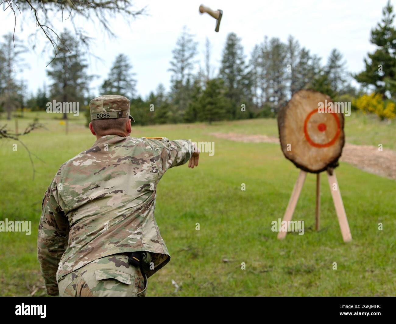 Garde nationale de l'Armée du Dakota du Nord Cpl. Andrew Doss lance une hache à une cible lors de la compétition de six meilleurs guerriers de la région 2021 au Camp Rilea, près de Warrenton, en Oregon, le 5 mai 2021. Les soldats participent à près de 20 événements qui faisaient partie du concours des meilleurs guerriers de la région VI de 2021 organisé par la Garde nationale de l'Oregon. La compétition comprenait des soldats de l'Alaska, de l'Idaho, du Montana, du Dakota du Nord, de l'Oregon, Dakota du Sud, Washington et Wyoming. Banque D'Images