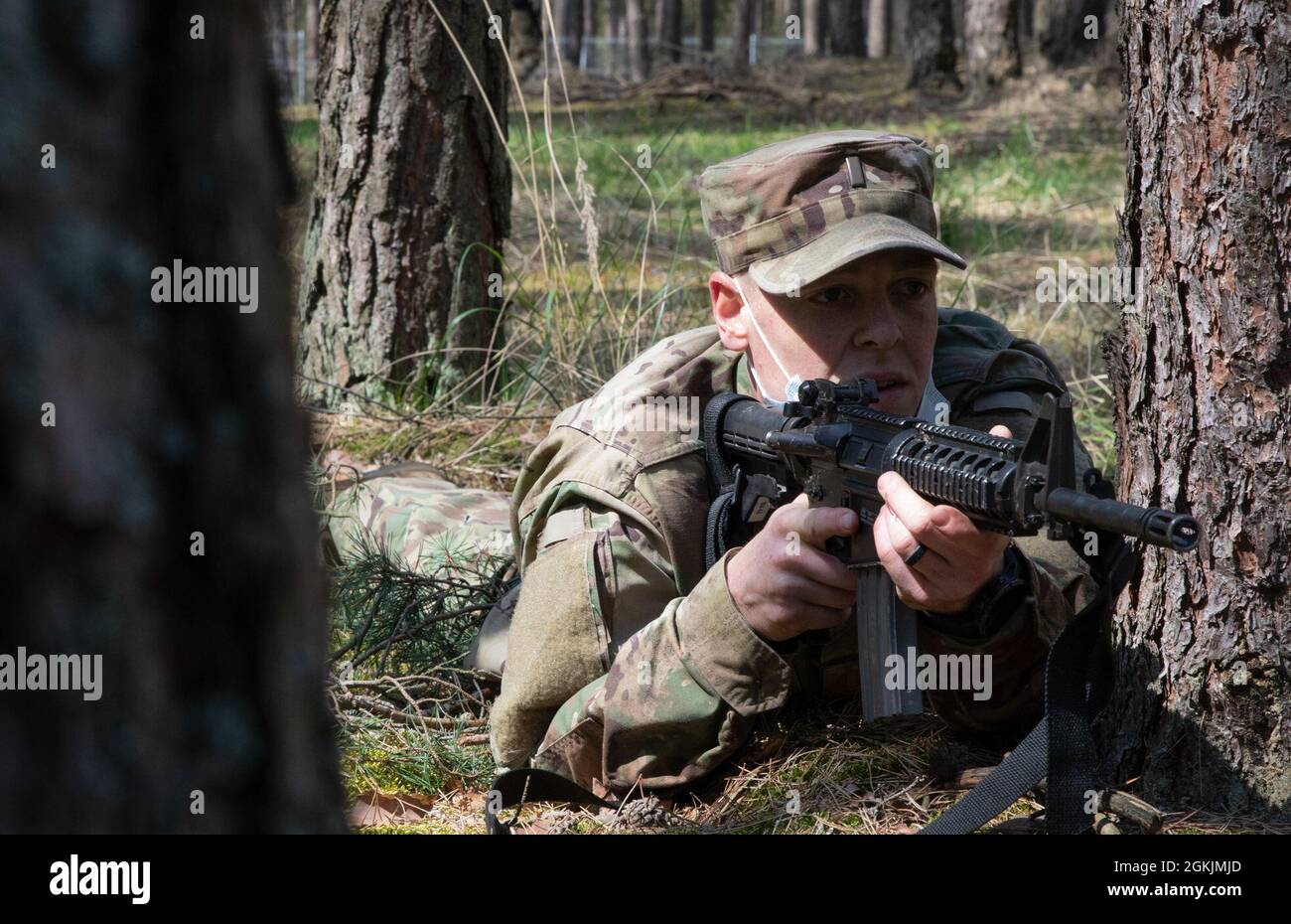 Le 2e lieutenant Caleb Marsden de l’armée américaine, chef de peloton de transport pour le 115e Bataillon de soutien de la brigade, 1re équipe de combat de la brigade blindée « IRONHORSE », la 1re division de cavalerie donne un feu de couverture lors d’une piste d’entraînement technique de mouvement individuelle à Skwierzyna, en Pologne, le 6 mai 2021. Les candidats À l’éperon D’IRONHORSE ont effectué divers exercices de combat sur une période de 3 jours pour gagner leurs éperons au cours de la rotation Atlantic Resolve de cette année. Atlantic Resolve est une opération au cours de laquelle 6,000 soldats américains participent à des rotations de neuf mois afin d'accroître la dissuasion américaine, de fournir une préparation et un soutien par l'intermédiaire du Banque D'Images