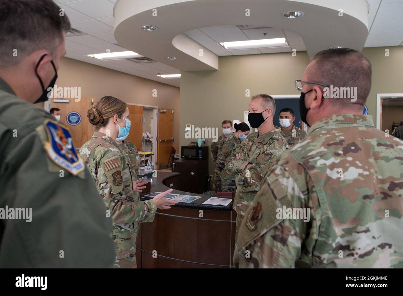 Le lieutenant-colonel Noelle Rivas de la U.S. Air Force, 96e Groupe médical de la base aérienne d'Eglin, augmente la mobilisation individuelle, le général Mark Kelly, commandant du Commandement de combat aérien, le 5 mai 2021, à la base aérienne Moody, en Géorgie. Rivas et Sgt. Alexandra McElwain, coordonnatrice des opérations du site de vaccination de la 23d Wing, a informé les taux de vaccination de base et a informé le leadership des ressources COVID-19 disponibles pour les aviateurs Moody et la communauté. Banque D'Images