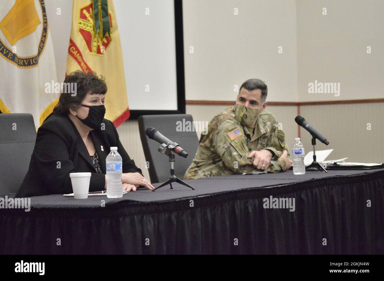 Brenda Lee McCullough, directrice, Direction du commandement de la gestion de l’installation de l’armée américaine – préparation, s’adresse à l’effectif civil de fort Campbell aux côtés du colonel Jeremy D. Bell, commandant de la garnison de fort Campbell, le 5 mai, au cours d’une assemblée publique de la garnison, tenue dans la salle de conférence Eagle. Banque D'Images