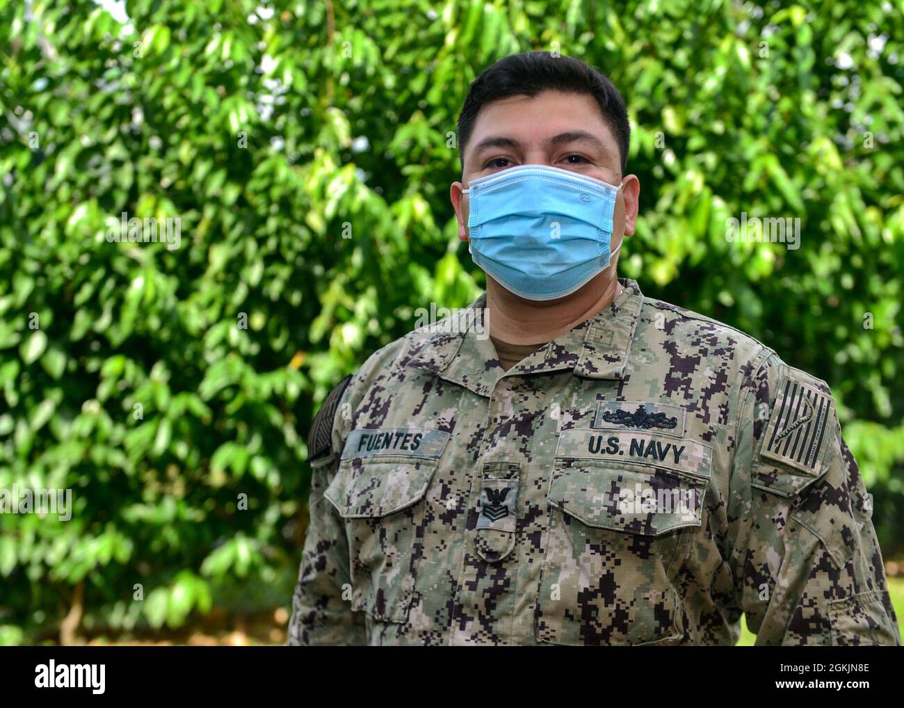 Le commandement militaire de Sealift Far East a récemment choisi l'officier Petty Francisco Fuentes comme son marin du quartier. Le natif de Los Angeles est connu pour son désir incessant d'apprendre et de diriger. Banque D'Images
