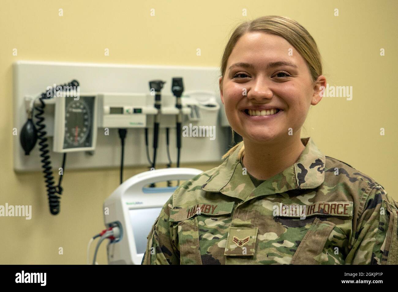 U.S. Air Force Airman 1re classe Claire Hamby, technicienne médicale aérospatiale au 62e Escadron médical, pose une photo à la base interarmées Lewis-McChord, Washington, le 6 mai 2021. Hamby espère que sa formation dans la Force aérienne contribuera à la transition vers le domaine médical dans le monde civil. Banque D'Images