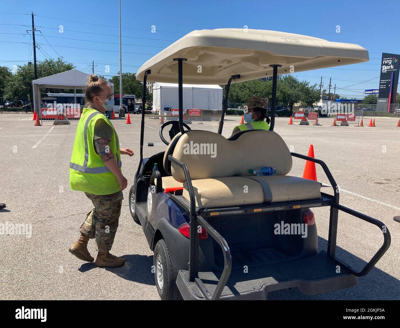 Lindsay K. Jefferies, capitaine de la US Air Force, à gauche, infirmière clinique affectée au 55e groupe médical, de la base aérienne d'Offutt, Nebraska, Et la capitaine Catherine Kuniyoshi, à droite, infirmière clinique et commandant de bord pour les services d'ambulance, avec le 325e Groupe médical, à la base aérienne de Tyndall, en Floride, discutent des soins aux patients au Centre communautaire de vaccination au stade NRG à Houston, Texas, le 06 mai 2021. Les deux infirmières et infirmiers sont déployés au 64ème Escadron des opérations médicales expéditionnaires pour appuyer la distribution du vaccin COVID-19. U.S. Northern Command, via U.S. Army North, rem Banque D'Images