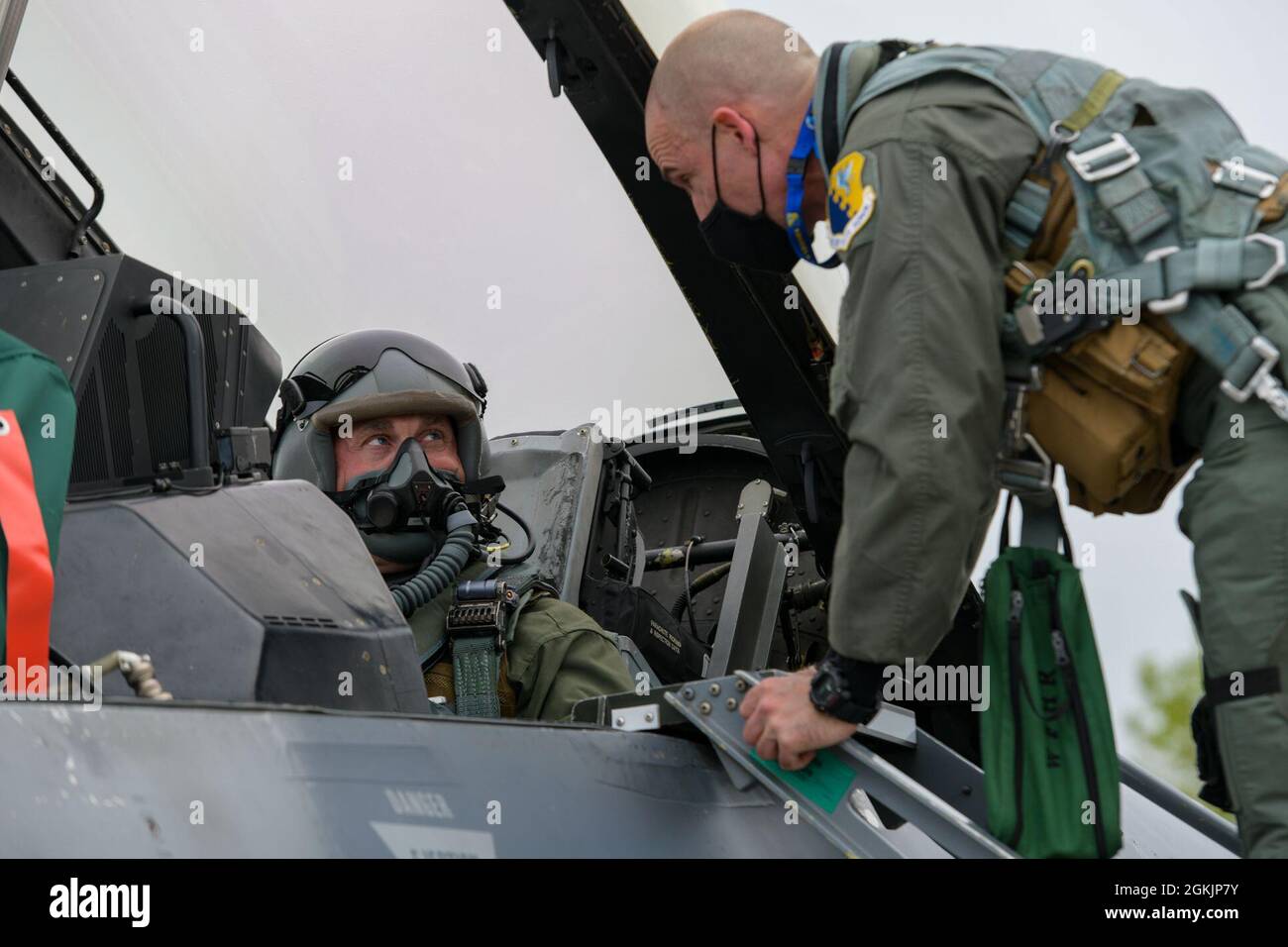 US Air Force Brig. Le général Jason Bailey, commandant de la 31e Escadre de chasseurs, à droite, fait état du Sgt. Jamie Newman, 31e chef de commandement de la FW, au sujet des procédures de vol d'un faucon F16D combattant à la base aérienne d'Aviano, Italie, le 6 mai 2021. Newman a pris son premier vol dans un F-16 avec le général Bailey comme pilote. Newman a grandi dans la petite ville de Milford, Kansas. Il a commencé sa carrière active le 11 janvier 1995. Tout au long de ses missions, le chef Newman a occupé de nombreux postes dans la Force aérienne et les unités de la Force conjointe, y compris le contrôleur d'entrée, le chef d'équipe d'incendie, Phoenix Raven et Air base Build up/de Banque D'Images
