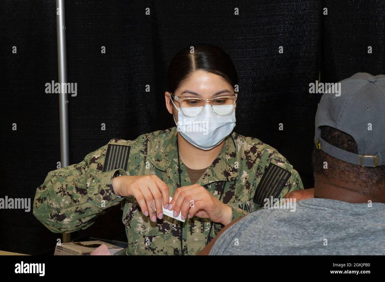 L'Hospitalman de la Marine américaine Monica Martinez ouvre une lingette alcoolisée en préparation à l'administration d'un vaccin COVID-19 au Centre communautaire de vaccination géré par l'État et financé par le gouvernement fédéral de l'ancien Macy's dans le Military Circle Mall à Norfolk, en Virginie, le 6 mai 2021. Le Commandement du Nord des États-Unis, par l'intermédiaire de l'Armée du Nord des États-Unis, demeure déterminé à fournir un soutien continu et souple du ministère de la Défense à l'Agence fédérale de gestion des urgences dans le cadre de la réponse pangouvernementale à la COVID 19. Banque D'Images