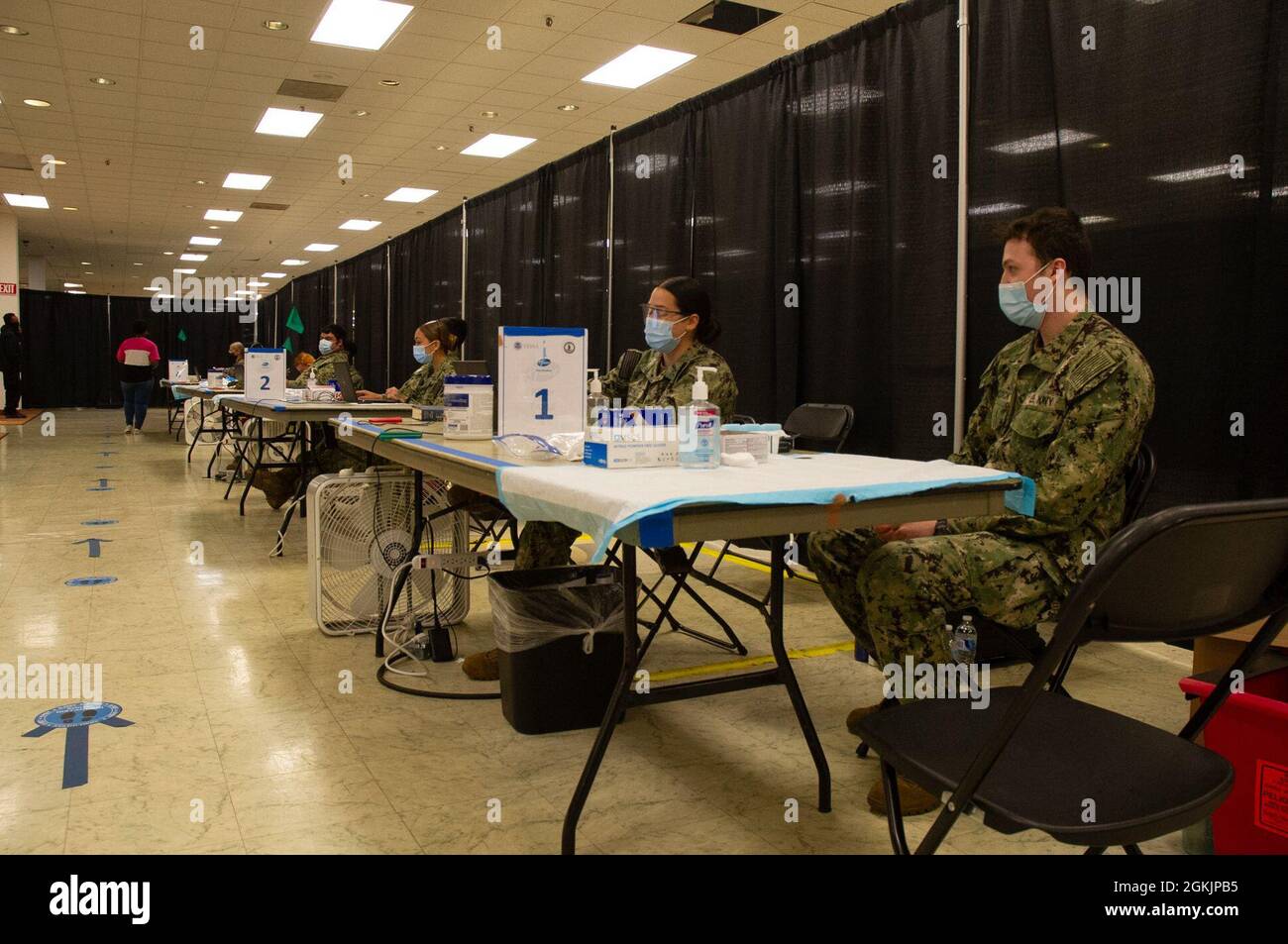 Les marins de la Marine américaine attendent à leurs stations les membres de la communauté qui se portent volontaires pour recevoir le vaccin COVID-19 au Centre communautaire de vaccination géré par l'État et financé par le gouvernement fédéral, à l'ancien Macy's, dans le Military Circle Mall, à Norfolk, en Virginie, le 6 mai 2021. Le Commandement du Nord des États-Unis, par l'intermédiaire de l'Armée du Nord des États-Unis, demeure déterminé à fournir un soutien continu et souple du ministère de la Défense à l'Agence fédérale de gestion des urgences dans le cadre de la réponse pangouvernementale à la COVID 19. Banque D'Images