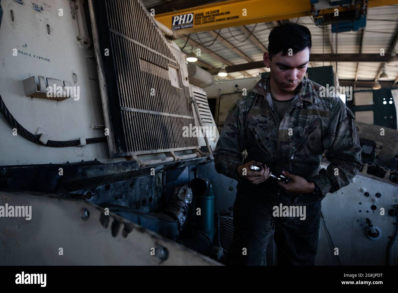 SPC. Harley Cantu avec la Foxtrot Company, 3e Bataillon, 16e Régiment d'artillerie de campagne travaille sur un véhicule blindé à la piscine à moteur de la Foxtrot Company à fort Hood (Texas), le 6 mai 2021. Les soldats 91P (mécanicien d'artillerie de campagne) supervisent et exécutent l'entretien et le rétablissement de tous les systèmes d'armes de canon d'artillerie de campagne automoteurs. Banque D'Images