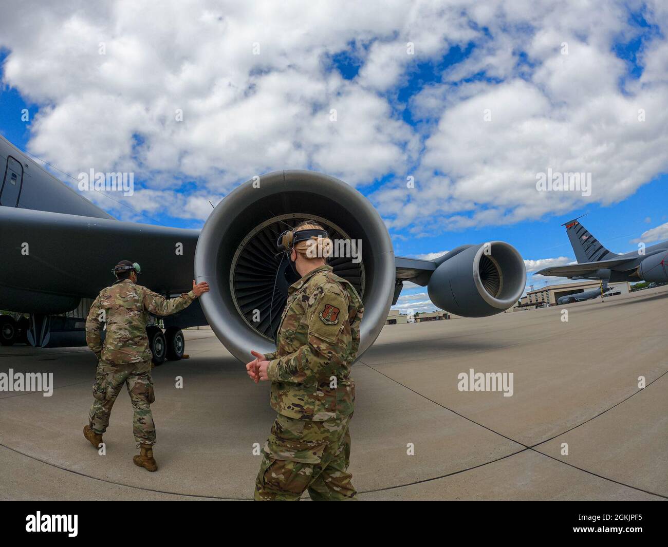Les membres de l'équipe d'entretien de la Force aérienne des États-Unis, à la 108e Escadre, vérifient un KC-135R Stratotanker sur la base interarmées McGuire-dix-Lakehurst (N.J.), le 6 mai 2021. Banque D'Images