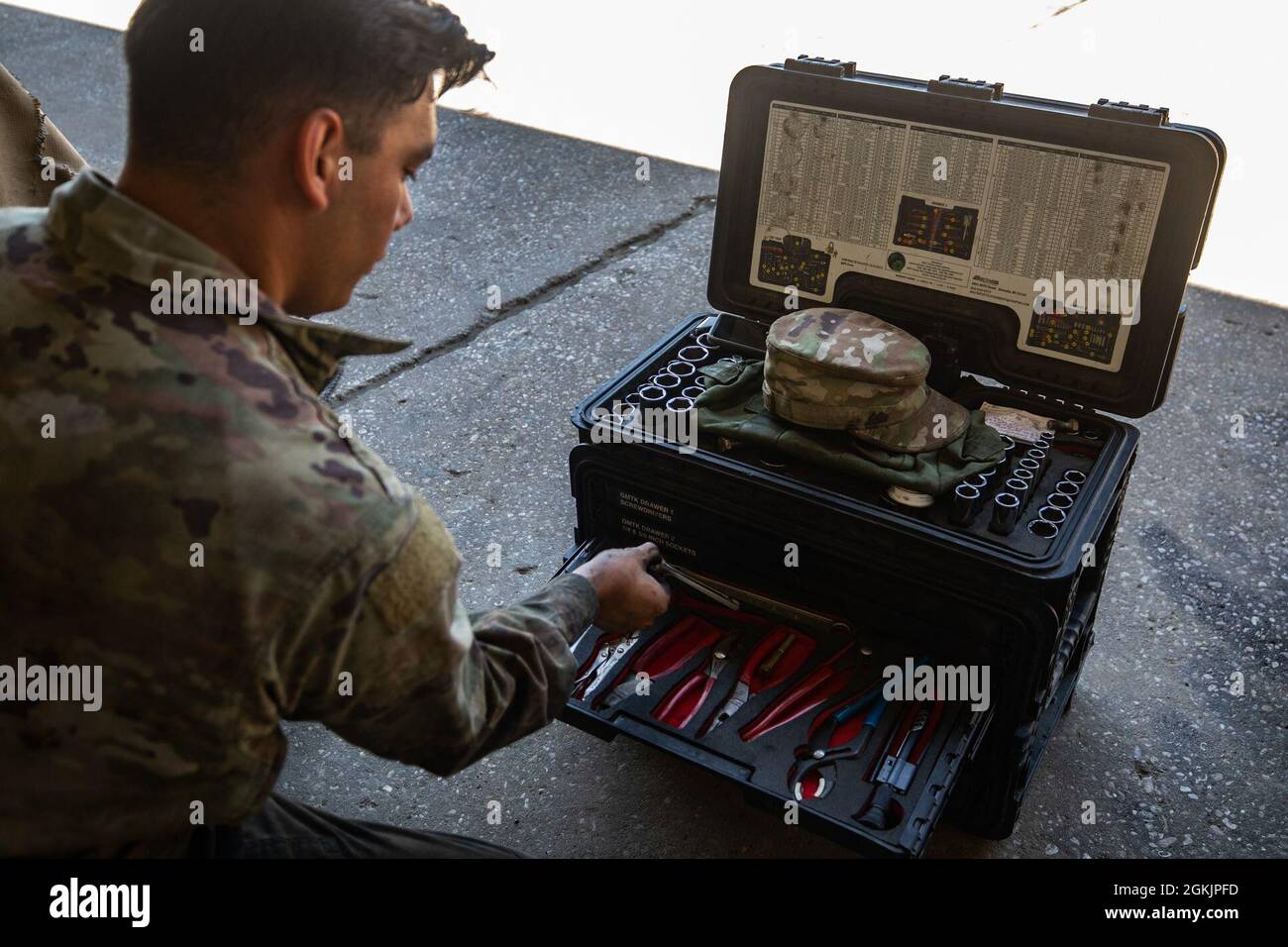 SPC. Harley Cantu avec la Foxtrot Company, 3e Bataillon, 16e Régiment d'artillerie de campagne prépare ses outils avant de commencer à réparer un véhicule blindé à la piscine à moteur de la Foxtrot Company à fort Hood, Texas, le 6 mai 2021. Les soldats 91P (mécanicien d'artillerie de campagne) supervisent et exécutent l'entretien et le rétablissement de tous les systèmes d'armes de canon d'artillerie de campagne automoteurs. Banque D'Images