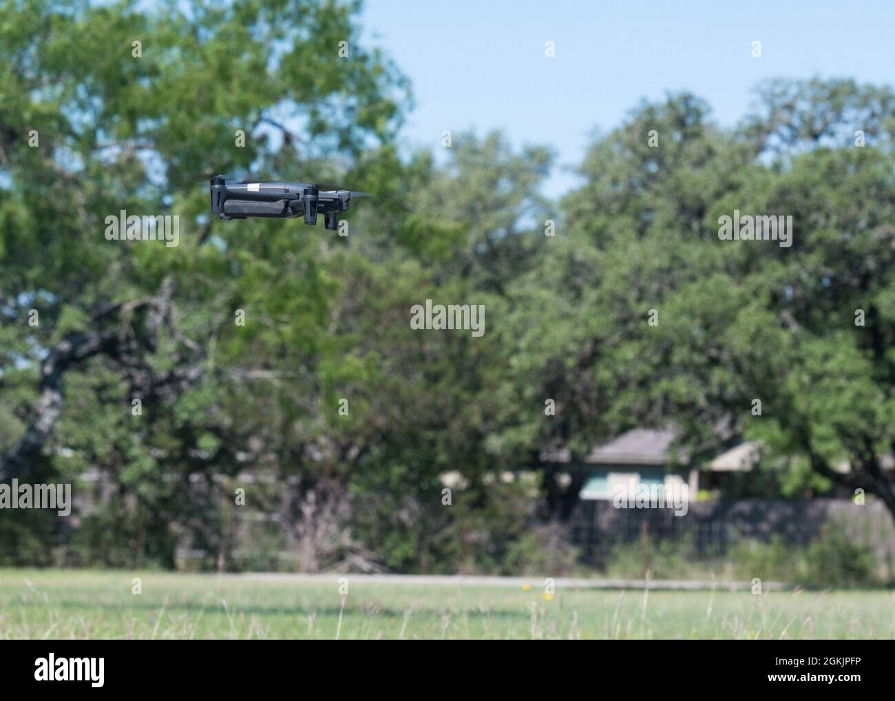 Un drone prend l'avion alors que les membres du programme GeoBase du Centre du génie civil de la Force aérienne suivent un entraînement de drone au parc aérien de San Geronimo, Texas, le 7 mai 2021. La formation a porté sur les contrôles avant et après le vol, la projection du modèle de vol et la cartographie 3D à l'aide d'images provenant du drone. La mission GéoBase de la Force aérienne est de créer et d'exploiter des informations et des services géospatiaux afin d'optimiser le soutien au combat agile et de minimiser les risques opérationnels. Banque D'Images