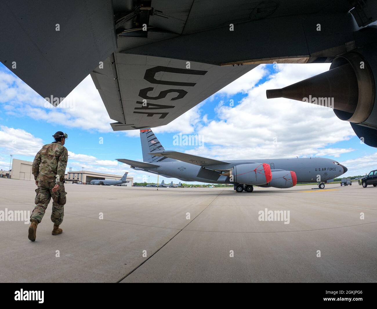 Les membres de l'équipe d'entretien de la Force aérienne des États-Unis, à la 108e Escadre, vérifient un KC-135R Stratotanker sur la base interarmées McGuire-dix-Lakehurst (N.J.), le 6 mai 2021. Banque D'Images