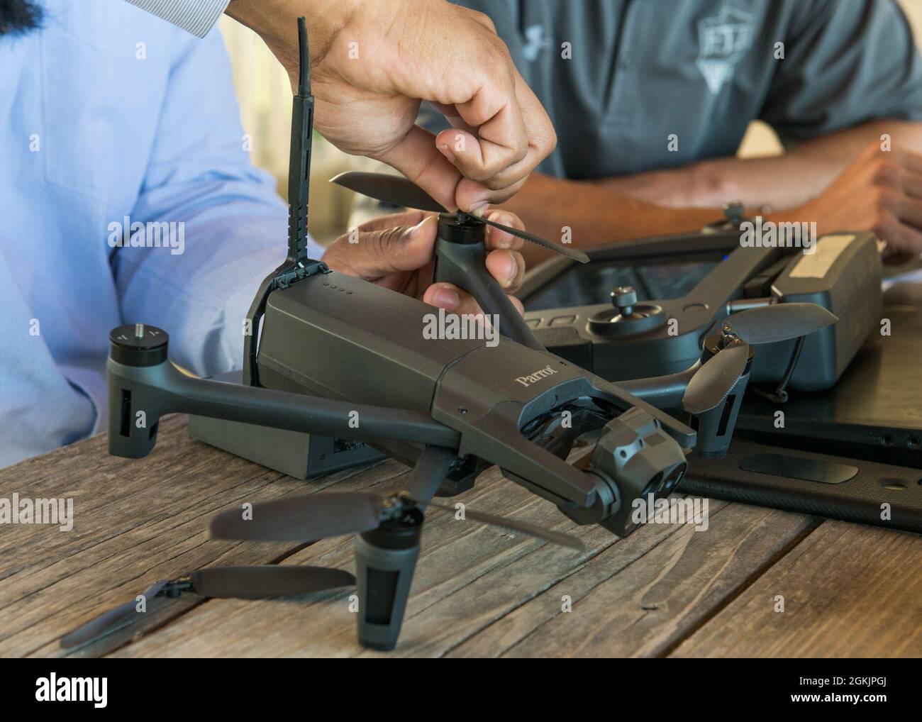 Les hélices d'un drone sont inspectées et changées pendant les contrôles avant le vol alors que les membres du programme GeoBase du Centre du génie civil de la Force aérienne suivent une formation de drone au parc aérien de San Geronimo, Texas, le 7 mai 2021. La formation a porté sur les contrôles avant et après le vol, la projection du modèle de vol et la cartographie 3D à l'aide d'images provenant du drone. La mission GéoBase de la Force aérienne est de créer et d'exploiter des informations et des services géospatiaux afin d'optimiser le soutien au combat agile et de minimiser les risques opérationnels. Banque D'Images