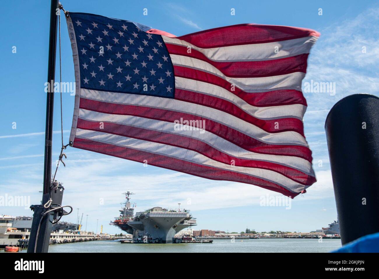 Le porte-avions USS John C. Stennis (CVN 74) est en route depuis la base navale de Norfolk lorsqu'il passe à Newport News Shipbuilding (NNS) pour le ravitaillement en carburant et la révision complexe (RCOH) à Newport News, en Virginie, le 6 mai 2021. Le John C. Stennis est à Newport News Shipyard travaillant aux côtés de NNS, NAVSEA et les entrepreneurs qui conduisent le RCOH dans le cadre de la mission de livrer le navire de guerre dans le combat, dans les délais et dans le budget, de reprendre son devoir de défendre les États-Unis. Banque D'Images