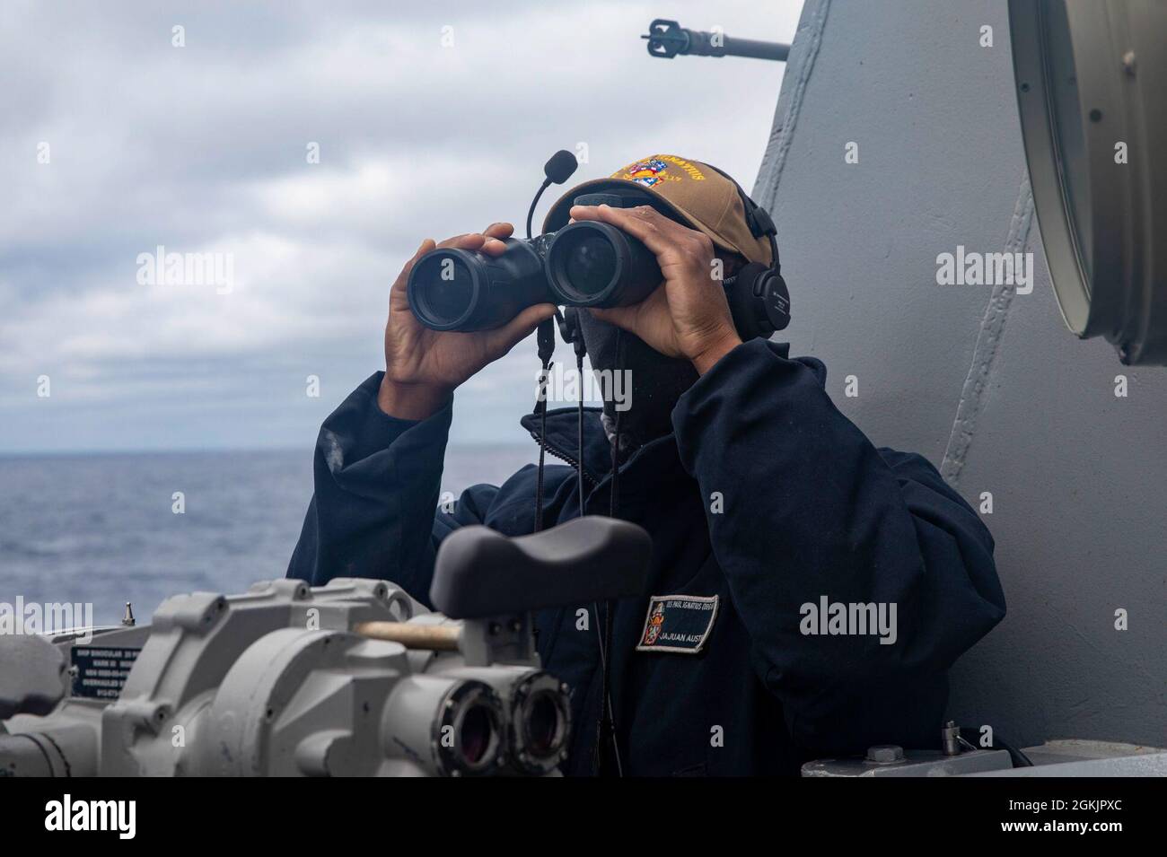 210506-N-QI061-0005 OCÉAN ATLANTIQUE (6 mai 2021) le marin JaJuan Austin, de Lubbock, Texas, est à bord du destroyer à missiles guidés de classe Arleigh Burke USS Paul Ignatius (DDG 117). Paul Ignatius opère dans l'océan Atlantique à l'appui des opérations navales afin de maintenir la stabilité et la sécurité maritimes afin d'assurer l'accès, de décourager l'agression et de défendre les intérêts américains, alliés et partenaires. Banque D'Images