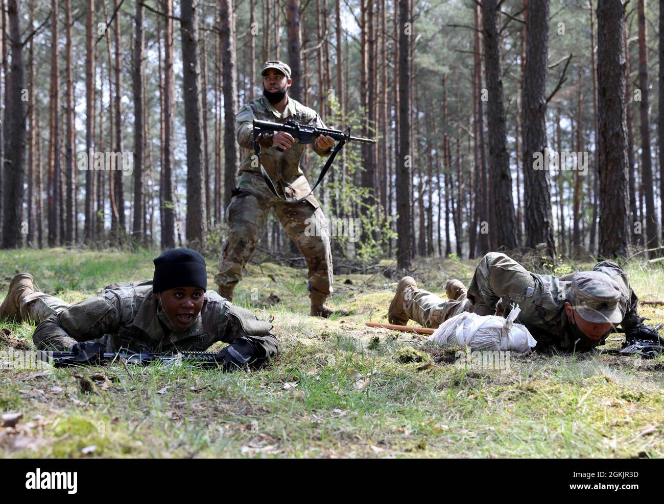 Les troopers de cavalerie avec le 115e Bataillon de soutien de brigade, 1re équipe de combat de brigade blindée « IRONHORSE », 1re division de cavalerie, conduisent des exercices de carabine et de la calisthénique lors d'une promenade de l'épi à Skwierzyna, Pologne, le 6 mai 2021. Les troopeurs de cavalerie se déplacent et fonctionnent en équipe dans les stations d'évaluation pour gagner leurs éperons. Atlantic Resolve est une opération dont 6,000 soldats américains participent à des rotations de neuf mois dans toute l'Europe afin d'accroître leur état de préparation et de soutenir l'OTAN. Banque D'Images