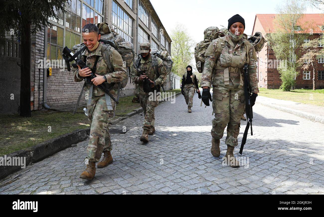 Sergent d'état-major Jillian Smith-Shane (avant gauche) et SPC. Nadia Jefferies (devant à droite), toutes deux avec le 115e Bataillon de soutien de brigade, 1re équipe de combat de brigade blindée « IRONHORSE », 1re division de Cavalry, participent à une marche de ruck lors d'une promenade de l'épi à Skwierzyna, Pologne, le 6 mai 2021. La tradition d'avoir à gagner vos éperons remonte au début de la cavalerie américaine. Les troopteurs de cavalerie ont la possibilité de gagner leur piquant tout en maintenant une présence avancée dans toute l'Europe pour dissuader et défendre contre les menaces de toute direction pendant les opérations de résolution de l'Atlantique. Banque D'Images