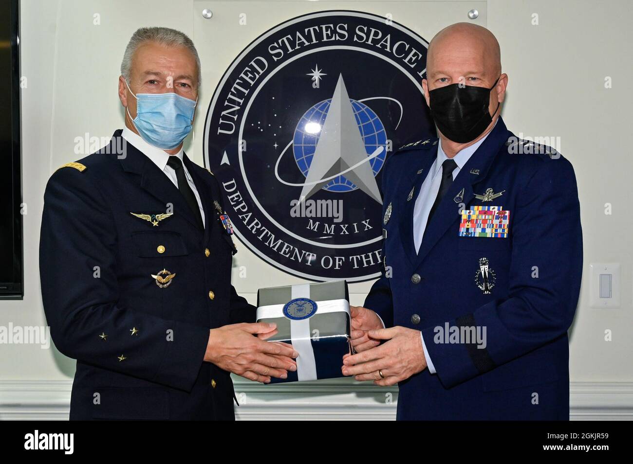 Le général John W. Raymond, Chef des opérations spatiales, à droite, pose avec le général de division Michel Friedling, commandant du Commandement spatial français, après une réunion au Pentagone, Arlington, Virginie, le 6 mai 2021. Raymond et Friedling discutent de partenariat entre leurs branches militaires. Banque D'Images